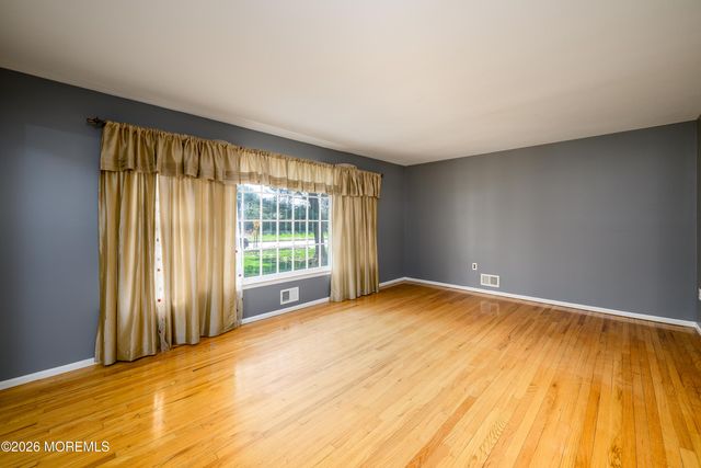 821 Middletown Lincroft Road, Middletown, NJ 07748