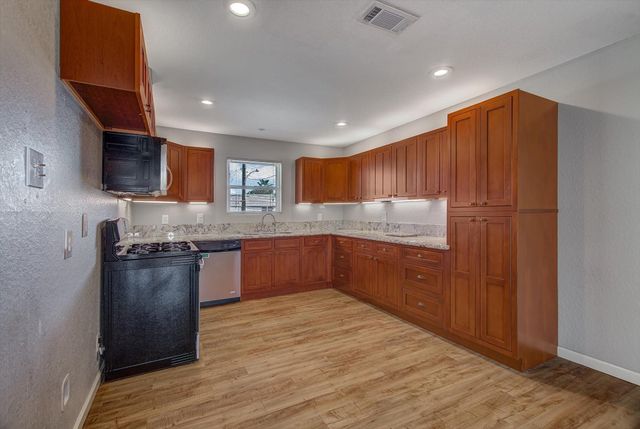 170 Barracuda Street, Bayou Vista, TX 77563