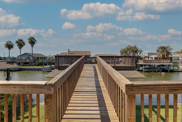 170 Barracuda Street, Bayou Vista, TX 77563