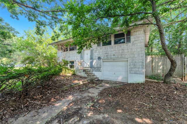 41 Arrowhead Lane, East Setauket, NY 11733