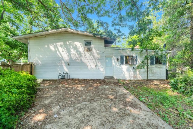 41 Arrowhead Lane, East Setauket, NY 11733