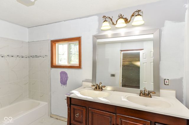 435 Southlane Drive, Whiteland, IN 46184