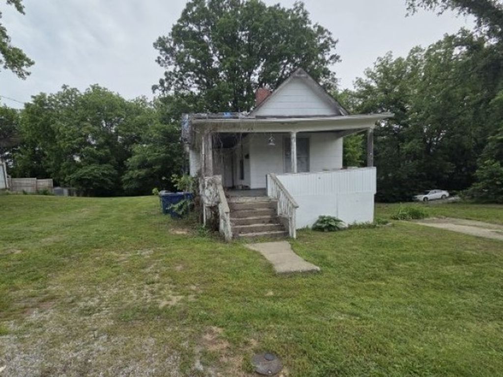 Image 1 of property listing at 214-216 N 7th Street, Mt Vernon, IL 62864