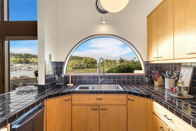 2180 Cove Drive, Oak Harbor, WA 98277