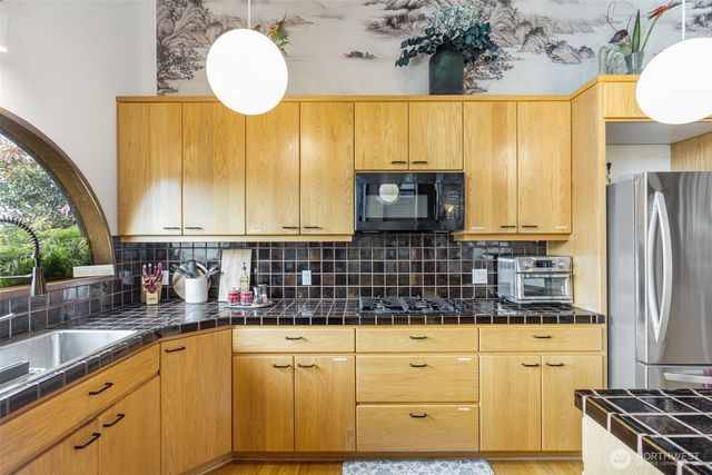 2180 Cove Drive, Oak Harbor, WA 98277