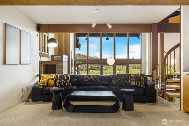 2180 Cove Drive, Oak Harbor, WA 98277