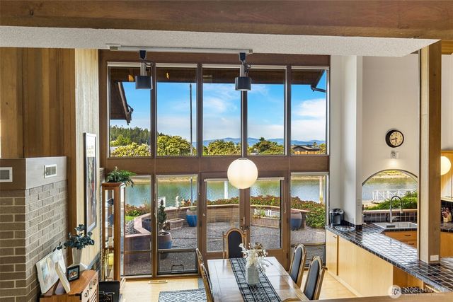 2180 Cove Drive, Oak Harbor, WA 98277