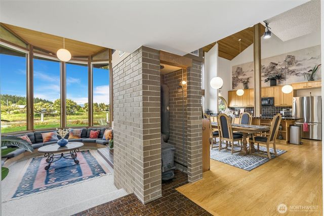 2180 Cove Drive, Oak Harbor, WA 98277