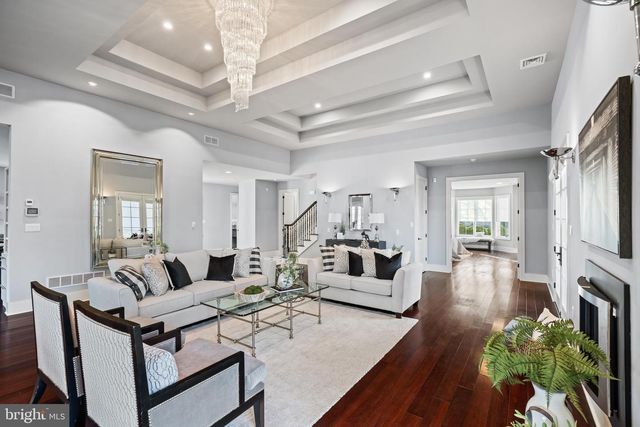 2687 AVENUE DU VLG, Bethlehem, PA 18015