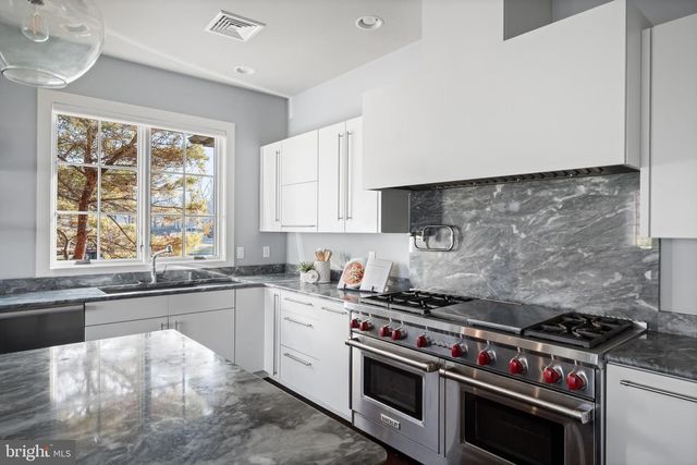 2687 AVENUE DU VLG, Bethlehem, PA 18015