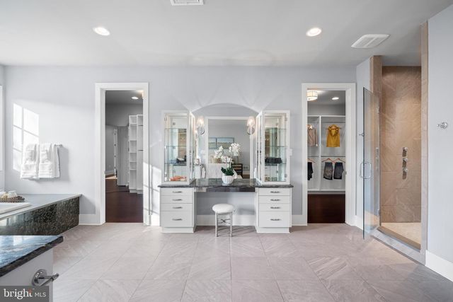 2687 AVENUE DU VLG, Bethlehem, PA 18015