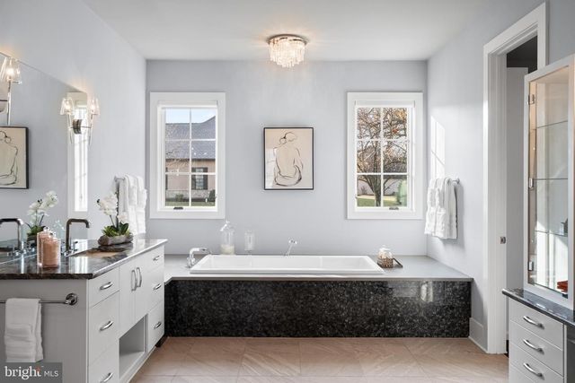 2687 AVENUE DU VLG, Bethlehem, PA 18015