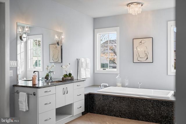 2687 AVENUE DU VLG, Bethlehem, PA 18015