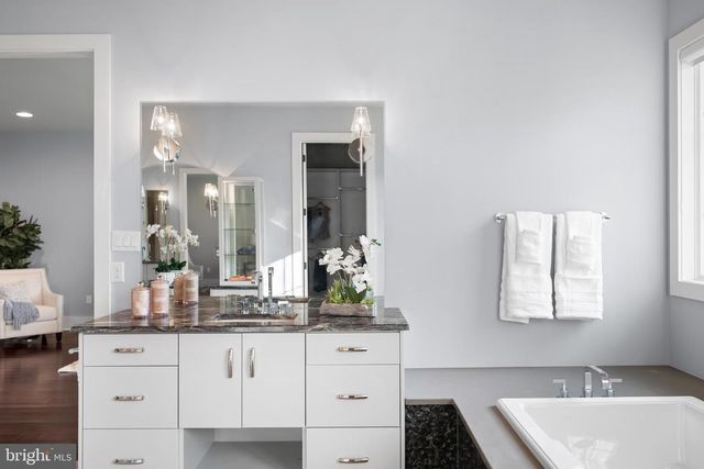 2687 AVENUE DU VLG, Bethlehem, PA 18015