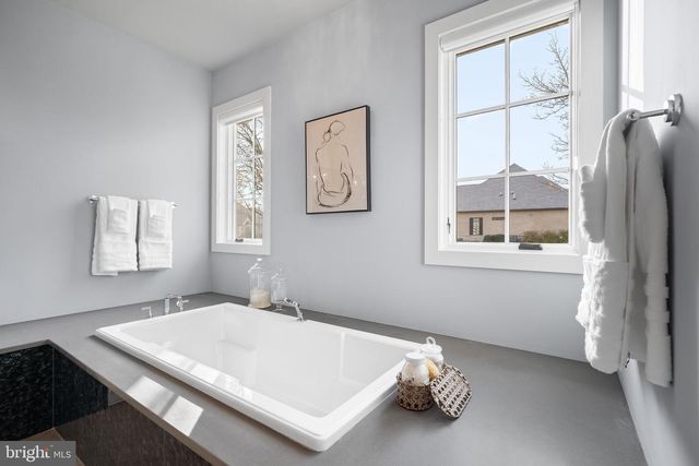 2687 AVENUE DU VLG, Bethlehem, PA 18015