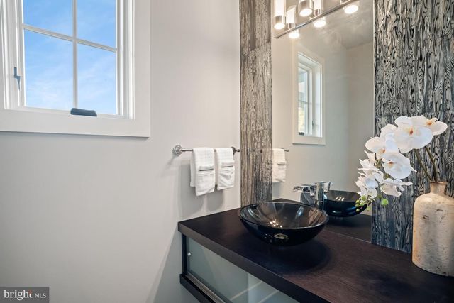 2687 AVENUE DU VLG, Bethlehem, PA 18015