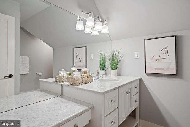 2687 AVENUE DU VLG, Bethlehem, PA 18015