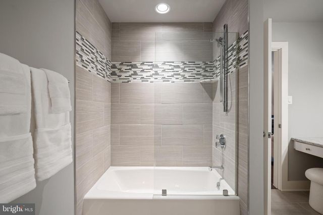 2687 AVENUE DU VLG, Bethlehem, PA 18015