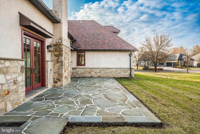 2687 AVENUE DU VLG, Bethlehem, PA 18015