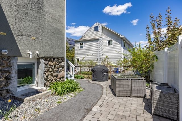 30 Gloucester St 30, Arlington, MA 02476