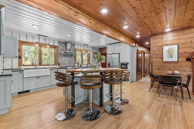 7124 Pioneer ROAD, Cedarburg, WI 53012