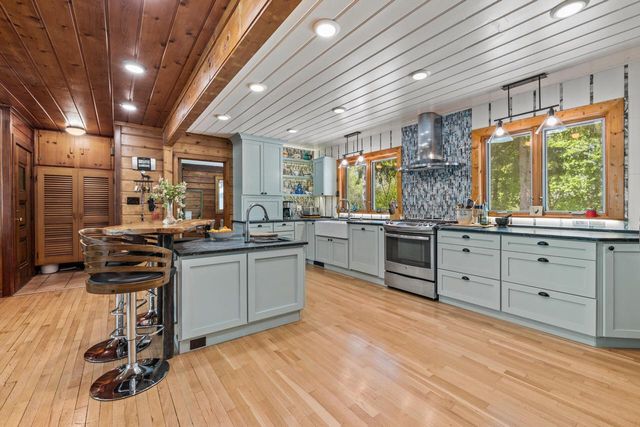 7124 Pioneer ROAD, Cedarburg, WI 53012