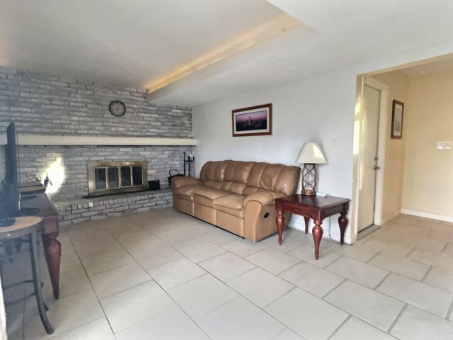 327 N Willow Dr, Derby, KS 67037