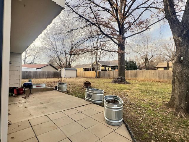 327 N Willow Dr, Derby, KS 67037