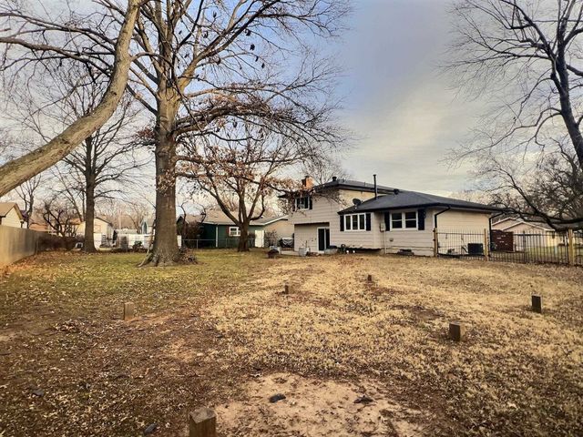 327 N Willow Dr, Derby, KS 67037