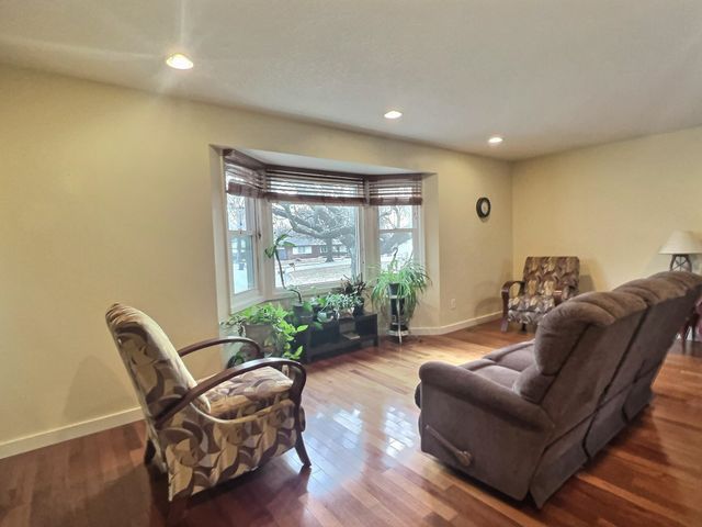 327 N Willow Dr, Derby, KS 67037