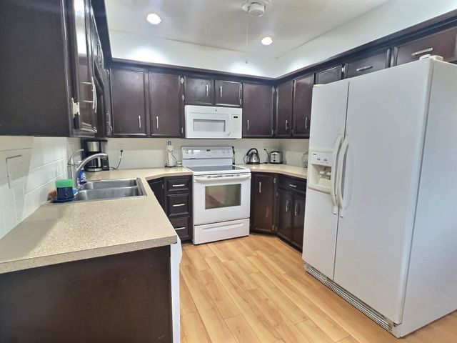 327 N Willow Dr, Derby, KS 67037