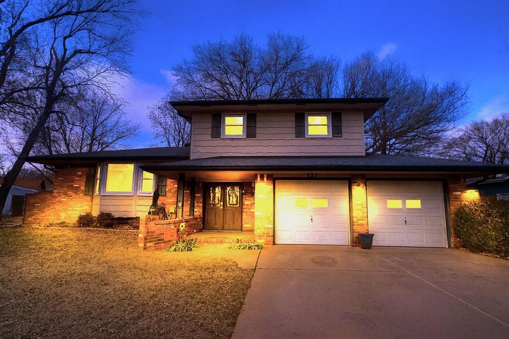 327 N Willow Dr, Derby, KS 67037