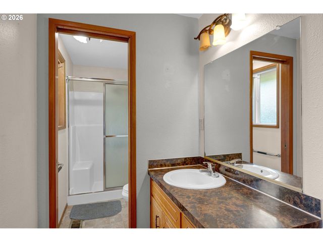 40 BRIARCLIFF Dr, Eugene, OR 97404