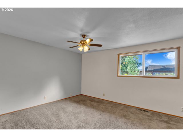 40 BRIARCLIFF Dr, Eugene, OR 97404