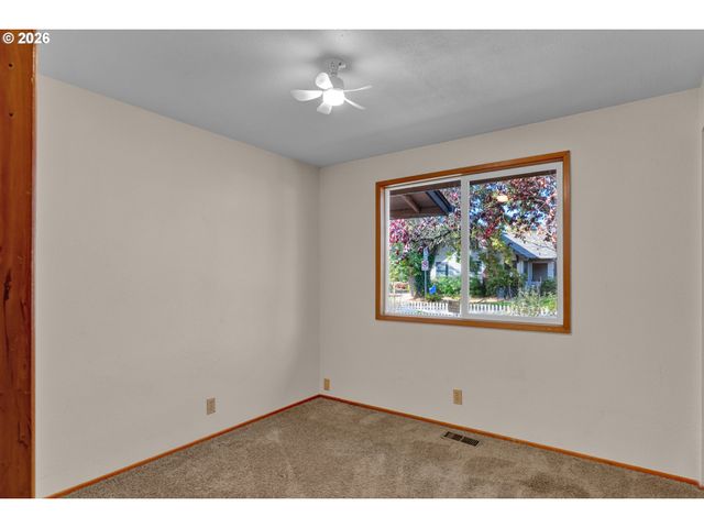 40 BRIARCLIFF Dr, Eugene, OR 97404
