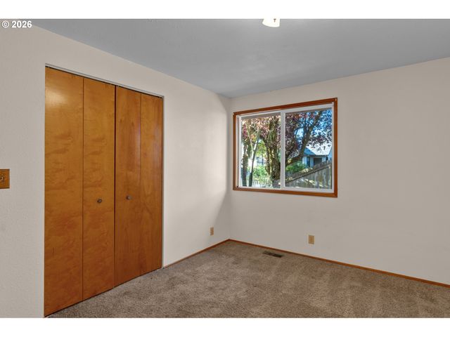 40 BRIARCLIFF Dr, Eugene, OR 97404