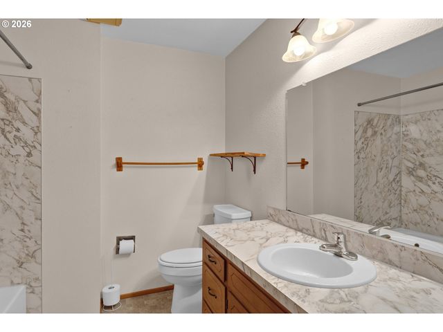 40 BRIARCLIFF Dr, Eugene, OR 97404