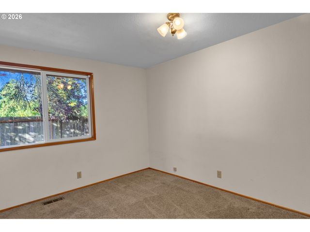 40 BRIARCLIFF Dr, Eugene, OR 97404