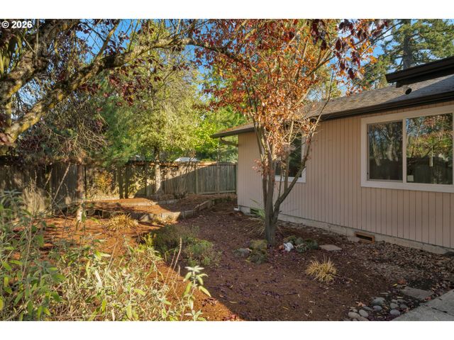 40 BRIARCLIFF Dr, Eugene, OR 97404