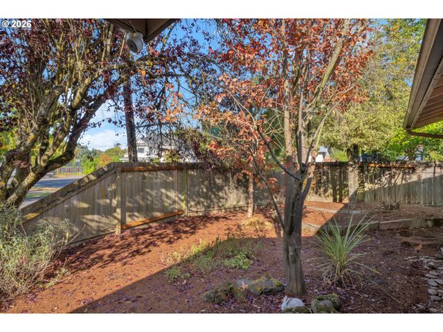 40 BRIARCLIFF Dr, Eugene, OR 97404