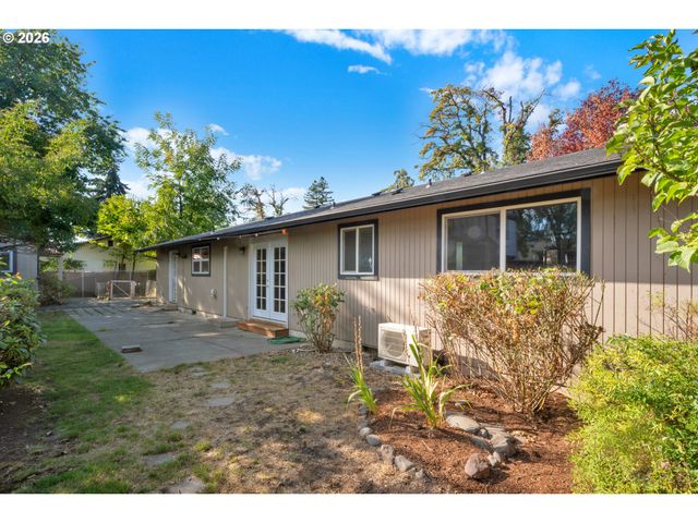 40 BRIARCLIFF Dr, Eugene, OR 97404