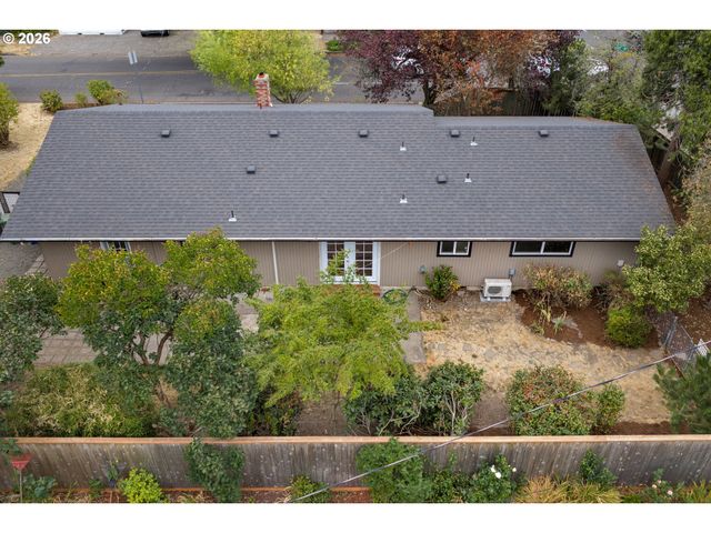 40 BRIARCLIFF Dr, Eugene, OR 97404