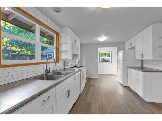 40 BRIARCLIFF Dr, Eugene, OR 97404