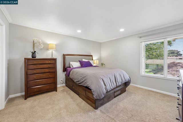 825 Oak Grove Rd 40, Concord, CA 94518