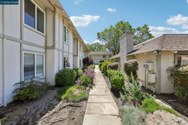 825 Oak Grove Rd 40, Concord, CA 94518
