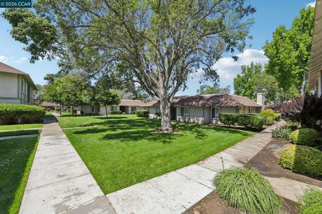 825 Oak Grove Rd 40, Concord, CA 94518