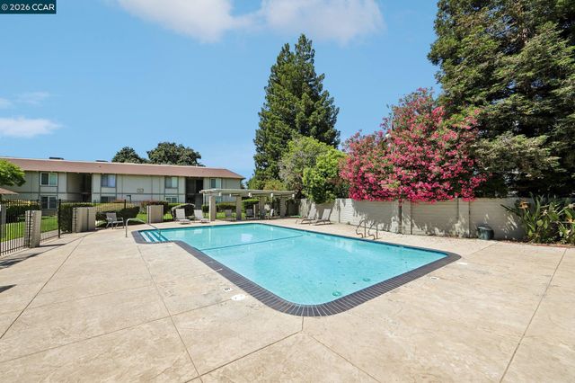825 Oak Grove Rd 40, Concord, CA 94518