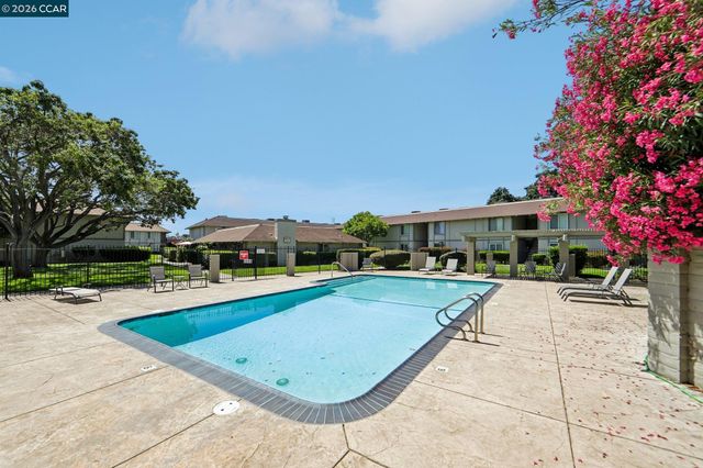 825 Oak Grove Rd 40, Concord, CA 94518