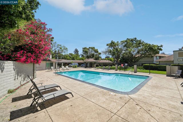 825 Oak Grove Rd 40, Concord, CA 94518