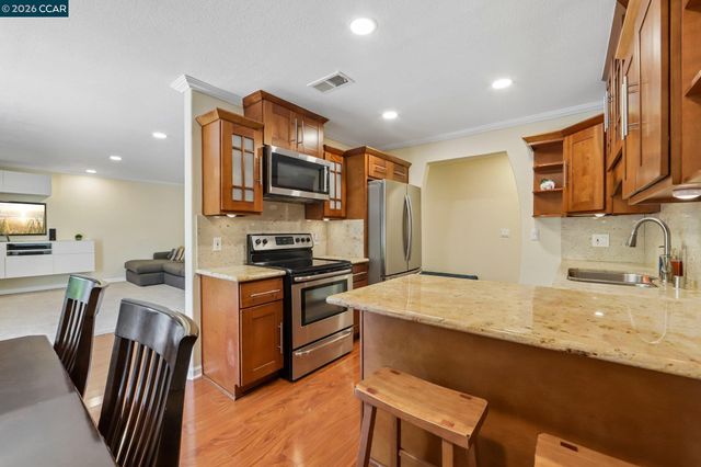 825 Oak Grove Rd 40, Concord, CA 94518